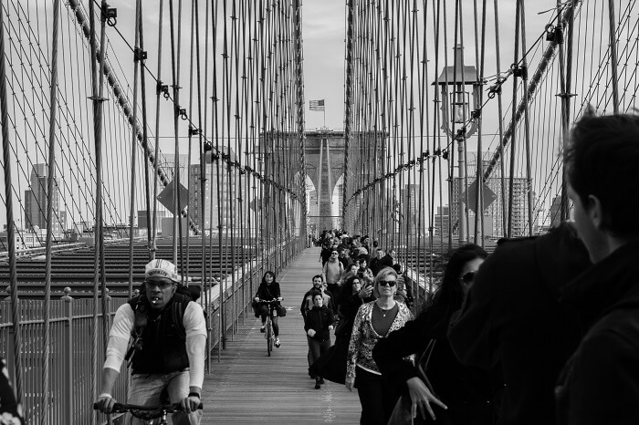 Menschen und Fahrräder auf einer Brücke