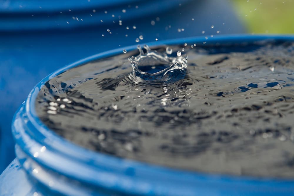 Wassertropfen in Regenfass